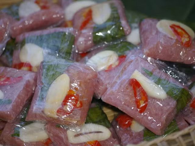 Tự làm nem chua các vùng miền ăn Tết vừa ngon vừa sạch ảnh 5