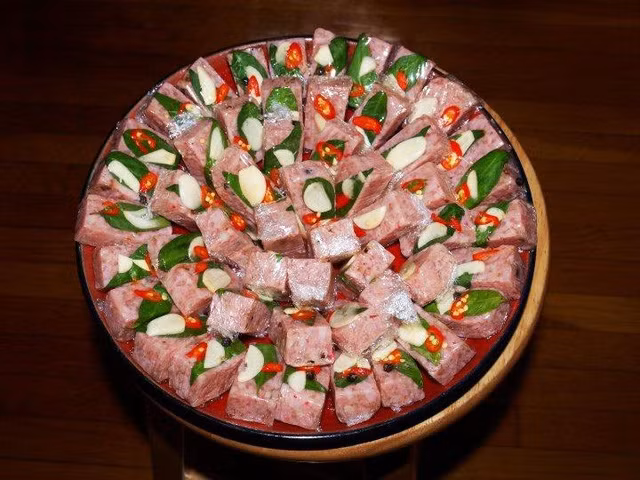 Tự làm nem chua các vùng miền ăn Tết vừa ngon vừa sạch ảnh 3