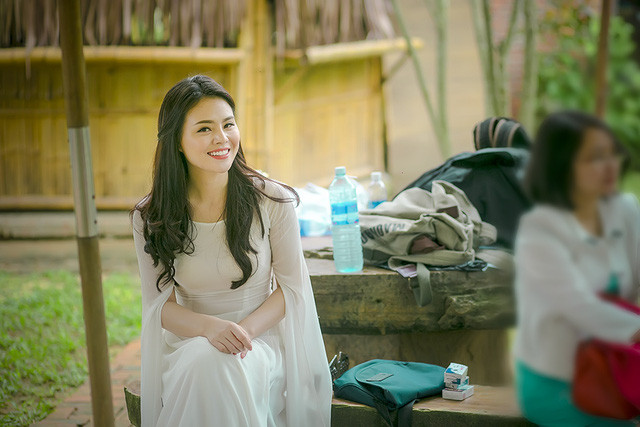 Thụy Miên xinh đẹp mĩ miều trong “Cánh thiệp đầu xuân“ ảnh 1 Ca sĩ Thụy Miên - giải Nhì dòng nhạc Dân gian Sao mai 2013 vừa chính thức ra mắt MV mừng Tết Cánh thiệp đầu xuân, sau gần 2 năm phát hành album đầu tay Thương một người ở xa.