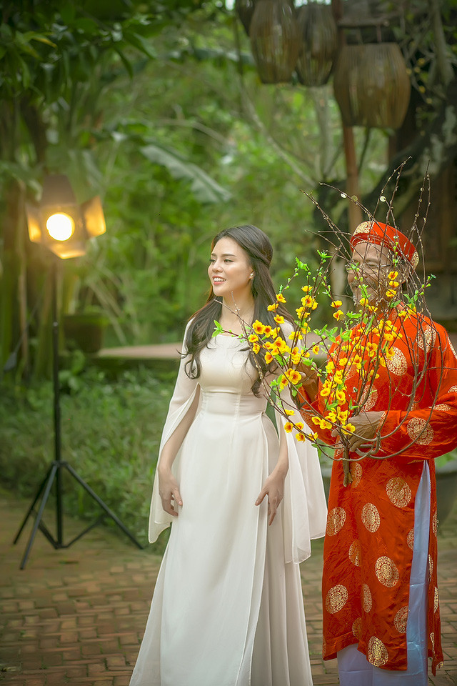 Thụy Miên xinh đẹp mĩ miều trong “Cánh thiệp đầu xuân“ ảnh 4 MV Cánh thiệp đầu xuân được Thụy Miên kỳ công thực hiện bối cảnh tại Đà Nẵng, đặc biệt là ở làng lụa Hội An.