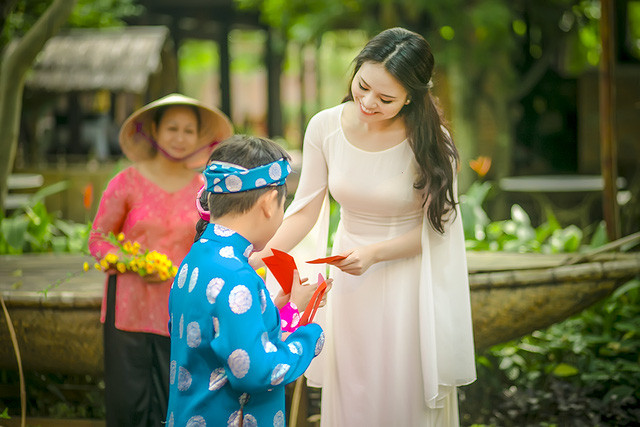 Thụy Miên xinh đẹp mĩ miều trong “Cánh thiệp đầu xuân“ ảnh 3 Nhưng rồi giấc mơ bừng tỉnh, hiện thực xung quanh chỉ là nụ hôn của một chú Vịt, nhìn quanh vẫn là hiện thực buồn của cái nghèo.