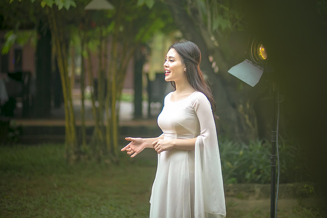 Thụy Miên xinh đẹp mĩ miều trong “Cánh thiệp đầu xuân“ ảnh 2 MV là câu chuyện dễ thương về giấc mơ của cô gái nghèo. Trong giấc mơ ấy cô là một nàng tiên bước giữa nhân gian đem mùa xuân về, được sát kề bên chàng trai mơ ước của đời mình.