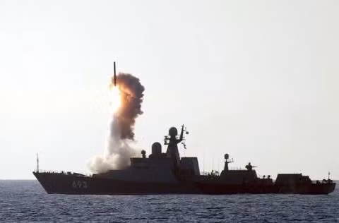 Sức tấn công khủng khiếp của chiến hạm mang tên lửa Kalibr - ảnh 1