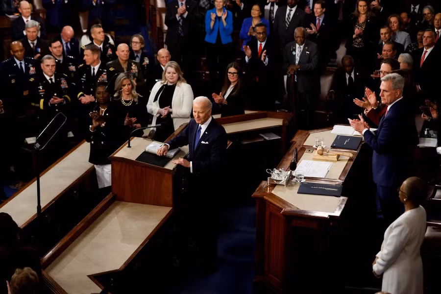 Tổng thống Biden và các nghị sĩ Mỹ.