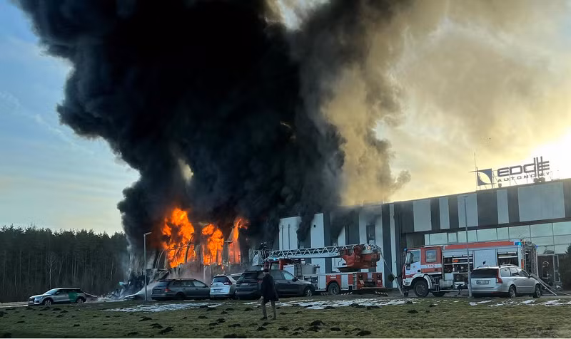 Quang cảnh hỏa hoạn tại nhà máy sản xuất máy bay không người lái Mỹ ở Latvia.
