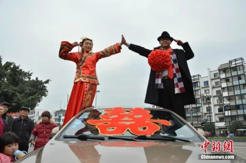 Vương Giang cùng cô dâu mới.