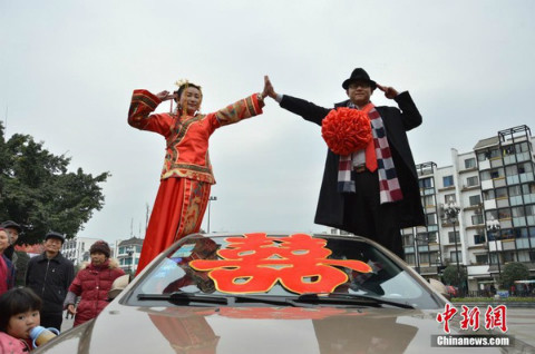 Vương Giang cùng cô dâu mới.