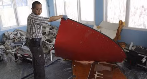 Mảnh vỡ máy bay được tìm thấy (Ảnh: AP)