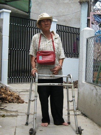 Nghệ sĩ Phi Hùng tuy tuổi cao, chân tay bị tật nguyền nhưng vẫn phải đi bán vé số mưu sinh