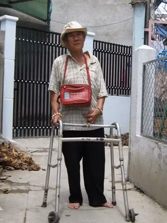 Nghệ sĩ Phi Hùng tuy tuổi cao, chân tay bị tật nguyền nhưng vẫn phải đi bán vé số mưu sinh