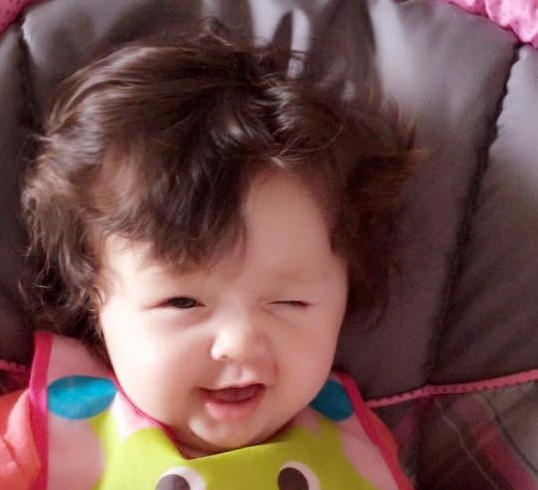 Con gái Elly Trần “đá lông nheo” cực đáng yêu