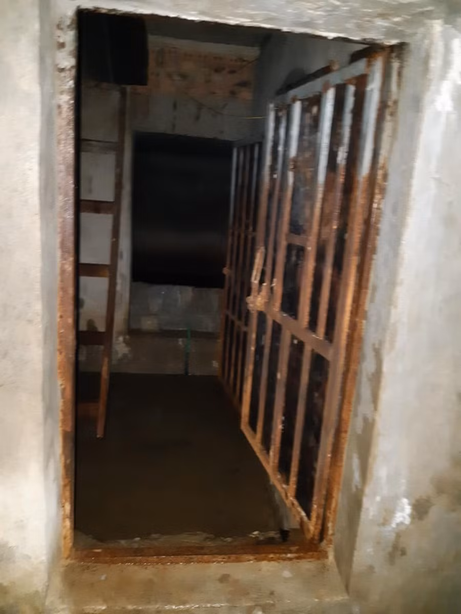 Căn hầm được đối tượng Lò Văn Oan xây dựng kiên cố sâu trong lòng đất. Ảnh: Công an huyện Điện Biên.