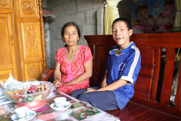 Cuộc sống khó khăn, gia đình bà Võ Thị Xép phải để con trai mới học đến lớp 7 bỏ học sang Lào làm thuê