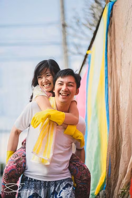 Đẹp long lanh bộ ảnh cưới chụp trong... vườn nhà - 11