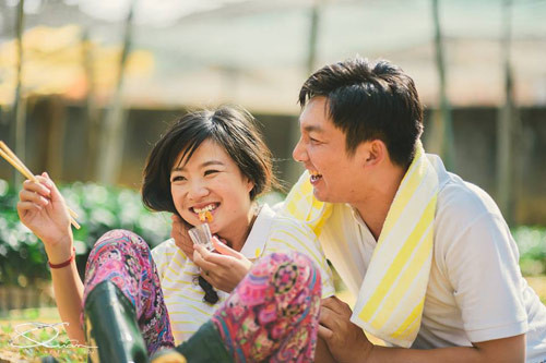 Đẹp long lanh bộ ảnh cưới chụp trong... vườn nhà - 13