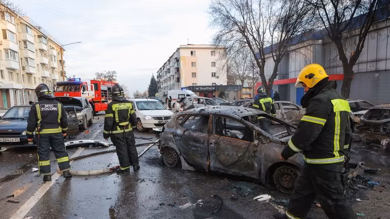 Bộ Tình trạng khẩn cấp đã dập tắt lửa tại những chiếc ô tô bốc cháy do quân đội Ukraine tấn công ở trung tâm Belgorod. (Ảnh: Sputnik)