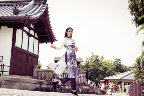 Hoa hậu Ngọc Hân chụp ảnh áo dài tại Nhật Bản - Ảnh 4 Hoa hau Ngoc Han chup anh ao dai tai Nhat Ban - Anh 4