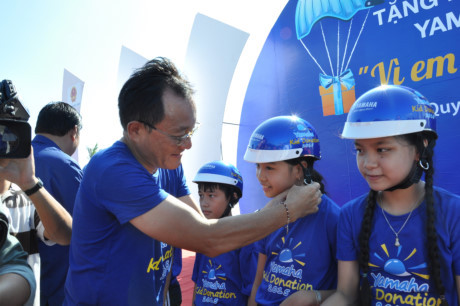 Đông Nhi cùng học trò kêu gọi đội mũ bảo hiểm an toàn - Ảnh 3 Dong Nhi cung hoc tro keu goi doi mu bao hiem an toan - Anh 3