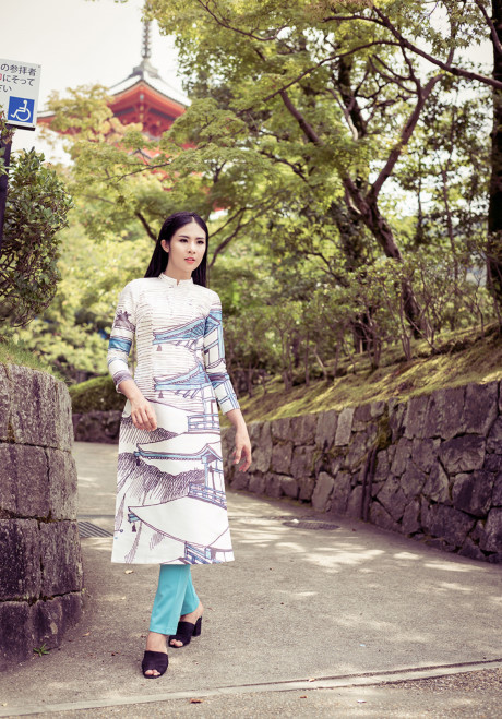 Hoa hậu Ngọc Hân chụp ảnh áo dài tại Nhật Bản - Ảnh 3 Hoa hau Ngoc Han chup anh ao dai tai Nhat Ban - Anh 3