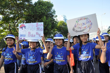 Đông Nhi cùng học trò kêu gọi đội mũ bảo hiểm an toàn - Ảnh 2 Dong Nhi cung hoc tro keu goi doi mu bao hiem an toan - Anh 2