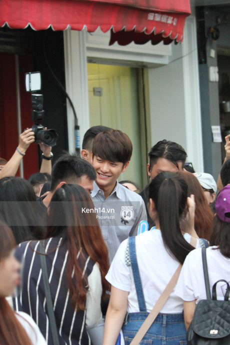 Kang Tae Oh thay đồ ngay trên xe khi ra sân bay, vẫy tay chào fan Việt trở về Hàn ngay trong đêm - Ảnh 1 Kang Tae Oh thay do ngay tren xe khi ra san bay, vay tay chao fan Viet tro ve Han ngay trong dem - Anh 1