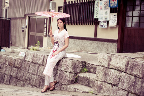 Hoa hậu Ngọc Hân chụp ảnh áo dài tại Nhật Bản - Ảnh 2 Hoa hau Ngoc Han chup anh ao dai tai Nhat Ban - Anh 2