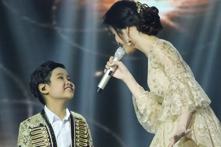 Đông Nhi cùng học trò kêu gọi đội mũ bảo hiểm an toàn