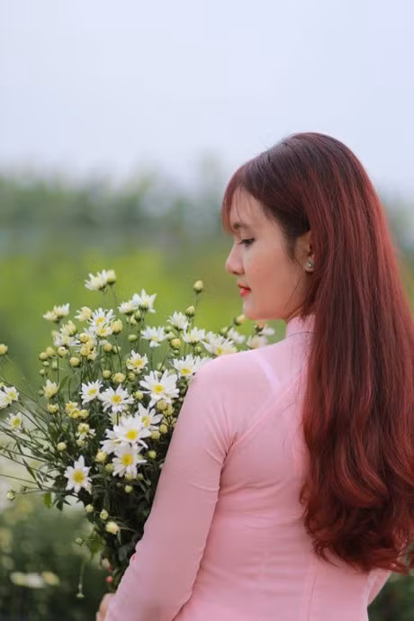 Thieu nu Ha Thanh no nuc chup anh vuon hoa cuc hoa mi - Anh 7