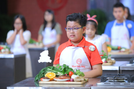 Thí sinh Vua đầu bếp nhí hét toáng khi nhìn thấy lươn - Ảnh 1 Thi sinh Vua dau bep nhi het toang khi nhin thay luon - Anh 1