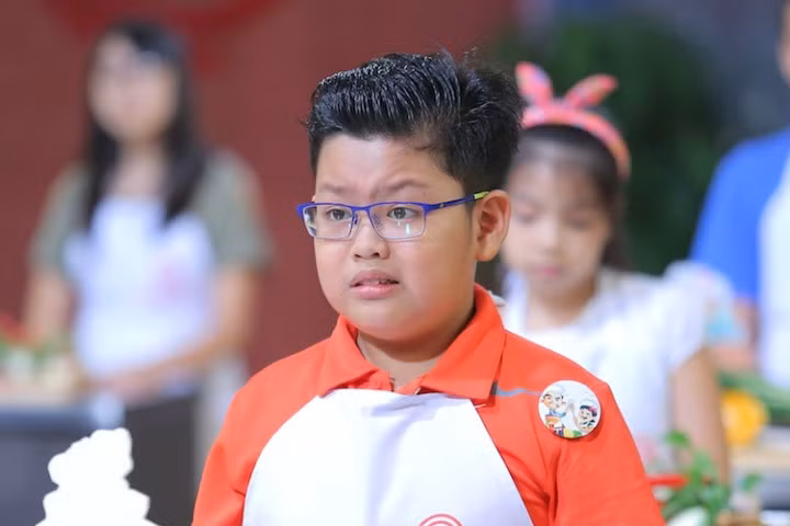 Thí sinh Vua đầu bếp nhí hét toáng khi nhìn thấy lươn