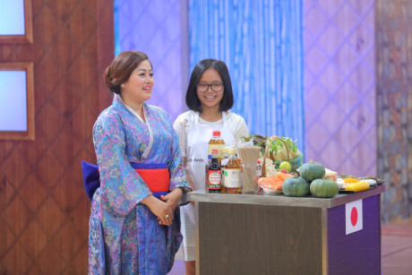Thí sinh Vua đầu bếp nhí hét toáng khi nhìn thấy lươn - Ảnh 2 Thi sinh Vua dau bep nhi het toang khi nhin thay luon - Anh 2