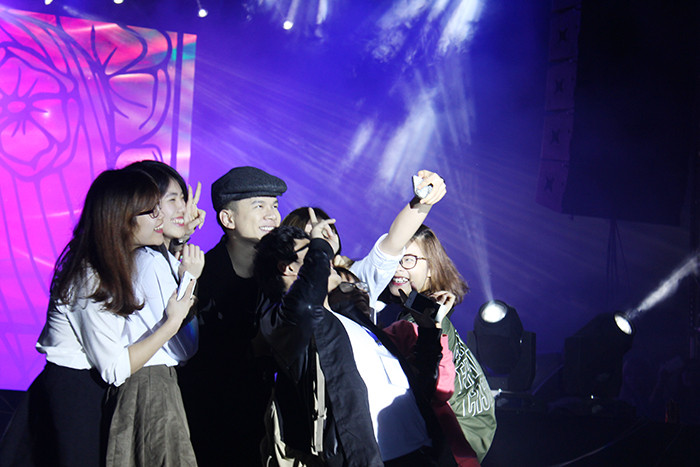 Ca sỹ Hoàng Tôn chụp hình "tự sướng" cùng sinh viên ngay tại sân khấu.