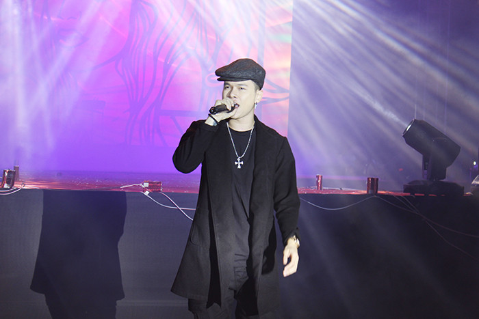 Sự xuất hiện của ca sỹ Hoàng Tôn khiến không khí trở nên nóng hơn.