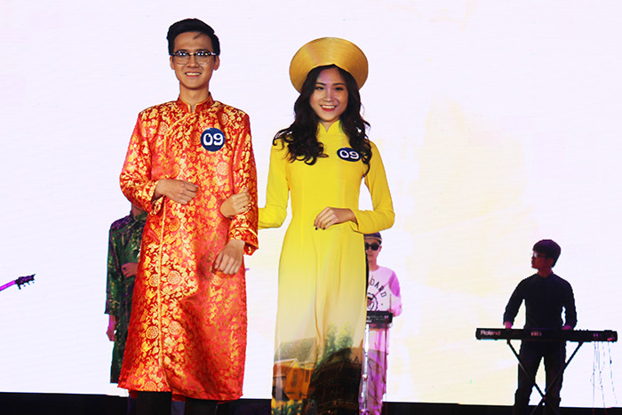 Cặp đôi Trịnh Anh Quân và Trần Quỳnh Anh trong phần thi trang phục áo dài.