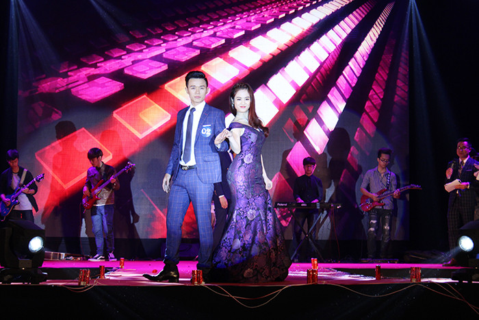 Văn Tiến Công và Nguyễn Thị Thanh Hằng trong phần thi Trang phục dạ hội.