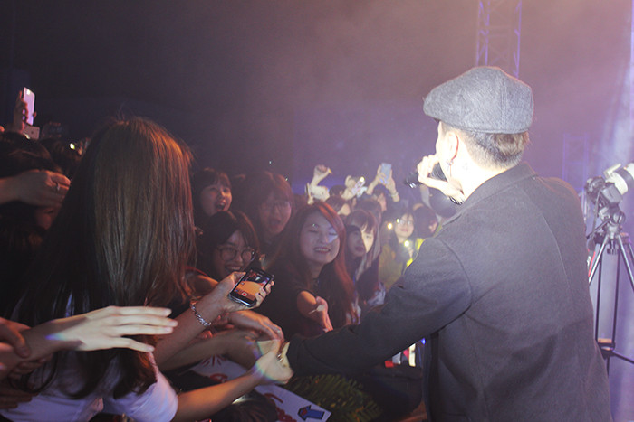 Các bạn sinh viên hào hứng bắt tay nam ca sỹ điển trai.