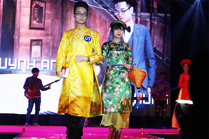 Cặp đôi Quách Duy Chung và Vũ Quỳnh Anh trong phần thi trang phục áo dài.