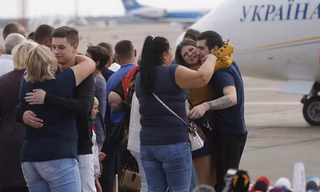 Các tù nhân gặp lại người thân.