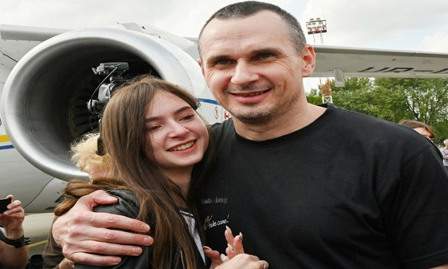Nhà làm phim Ukraine Oleg Sentsov (phải) đã được thả trong cuộc trao đổi tù nhân giữa Nga và Ukraine. Nhà làm phim Ukraine Oleg Sentsov (phải) đã được thả trong cuộc trao đổi tù nhân giữa Nga và Ukraine.