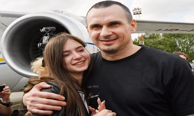 Nhà làm phim Ukraine Oleg Sentsov (phải) đã được thả trong cuộc trao đổi tù nhân giữa Nga và Ukraine.