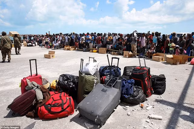 Người dân Bahamas chờ để được đi sơ tán.