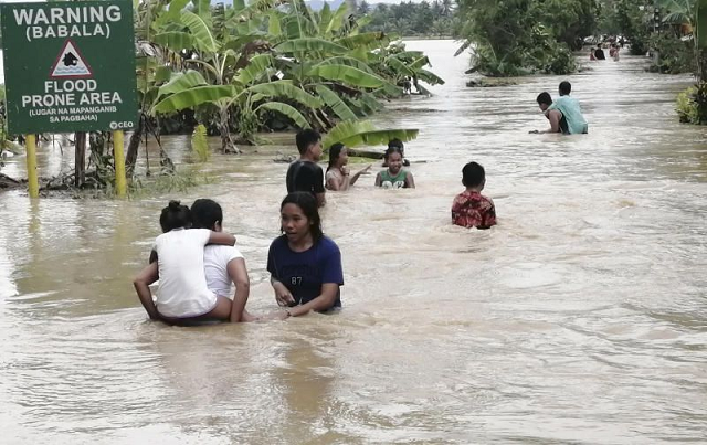 Bão Conson đổ bộ vào Philippines.