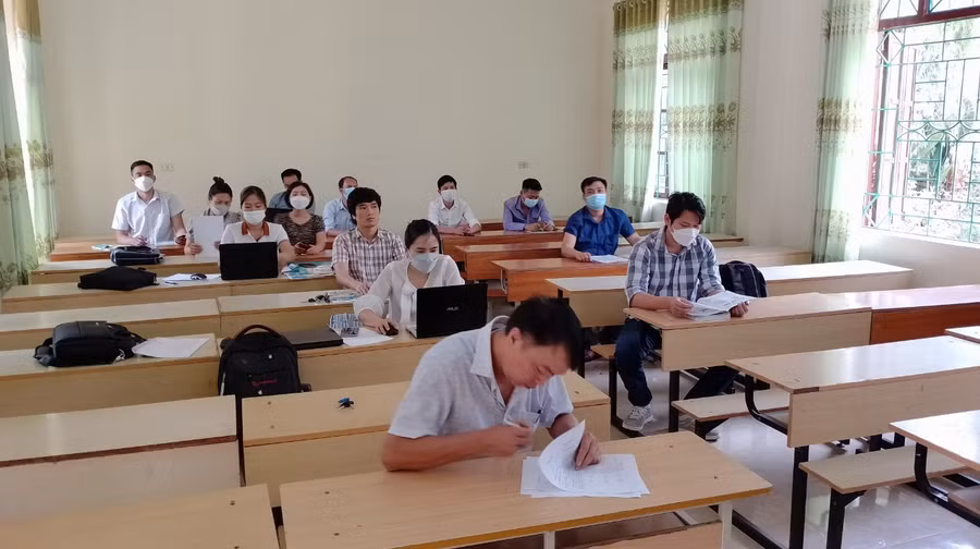 Thành viên Hội đồng lựa chọn SGK trong cơ sở giáo dục phổ thông năm học 2022-2023 dự họp.