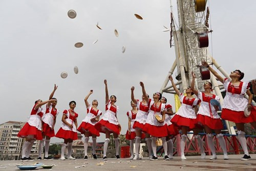 Nam nhân viên mặc trang phục hầu gái và ăn lê để giảm stress