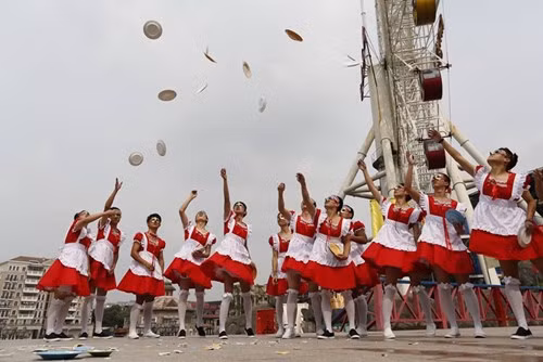 Nam nhân viên mặc trang phục hầu gái và ăn lê để giảm stress