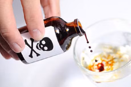 Nhieu tre nhap vien do uong nham dau hoa, chat tay rua - Anh 1