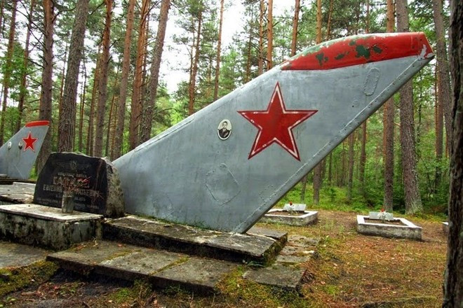 Các ngôi mộ được trang trí bằng đuôi máy bay chiến đấu do Nga sản xuất. d