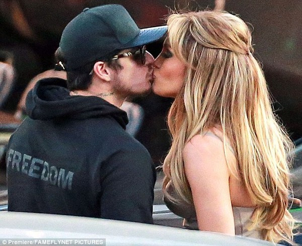 jennifer lopez hôn smart