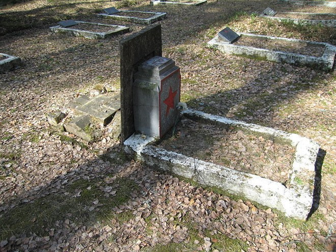 Một số người cho rằng những chiếc đuôi là một phần của máy bay gặp nạn cùng với phi công. Tuy nhiên, họ không thể chứng minh giả thiết này. Rất có thể người ta lấy đuôi từ những máy bay khác để cắm lên mộ. d