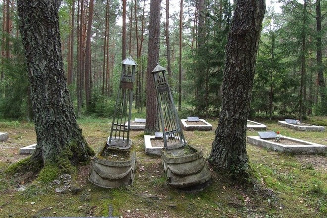 Ngày nay, mặc dù Estonia không thuộc Liên bang Nga, người dân địa phương vẫn bảo vệ nghĩa trang Không quân Amari. d